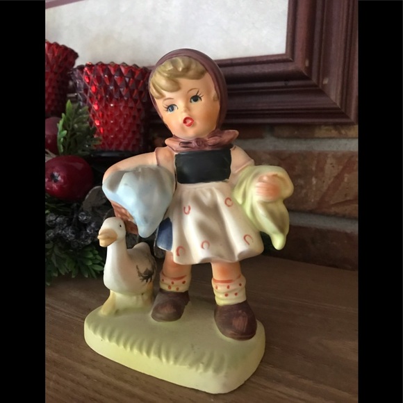 Rare Vintage Brinn’s Porcelain Girl Holding Basket - Picture 6 of 7